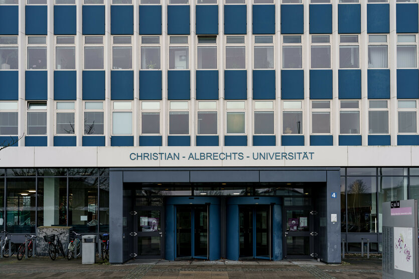 Fassade mit Schriftzug der Uni Kiel