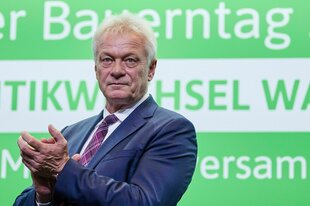 Alois Rainer (CSU), Bundeslandwirtschaftsminister, spricht beim Abschluss des Deutschen Bauerntags