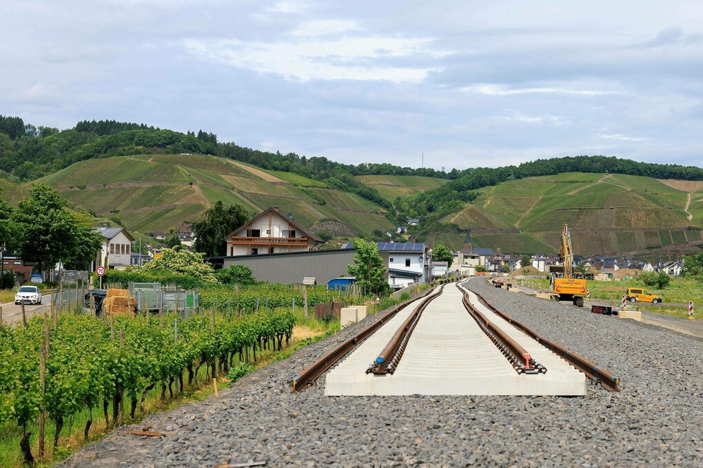 Die neuen Schwellen samt Schienen werden im Gleisbett zwischen Dernau und Rech als zweigleisiger Streckenabschnitt der Ahrtalbahn verlegt