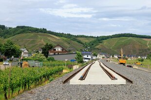 Die neuen Schwellen samt Schienen werden im Gleisbett zwischen Dernau und Rech als zweigleisiger Streckenabschnitt der Ahrtalbahn verlegt