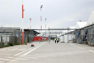 Der ehemalige Flughafen Tegel soll bis 2031 für die Unterbringung von Geflüchteten genutzt werden