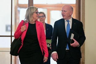 Das Foto zeigt Regierungeschef Wegner mit seiner für die Reform zuständigen Staatssekretärin Martina Klement