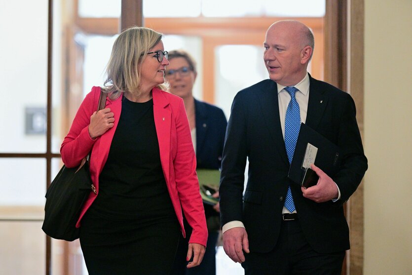 Das Foto zeigt Regierungeschef Wegner mit seiner für die Reform zuständigen Staatssekretärin Martina Klement