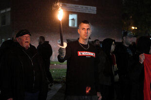 Neonazi Robin Schmiemann mit Fackel, links neben ihm Siegfried „SS-Siggi“ Borchardt