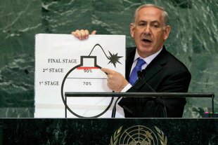 Benjamin Netanjahu mit einer Zeichnung einer Bombe und die verschiedenen Stadien der Zerstörung von Irans Atomprogramm