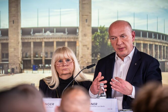 Berlins Sportsenatorin Iris Spranger (SPD) und Kai Wegner (CDU), Regierender Bürgermeister von Berlin, nehmen an der Vorstellung der Olympia-Bewerbung "Berlin+" im Olympiastadion teil.