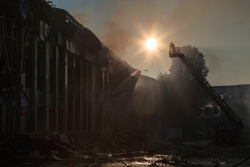 Die Feuerwehr löscht einen Brand in Kiev nach einer russischen Drohnenattacke