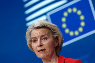 Ursula von der Leyen vor einer EU-Flagge