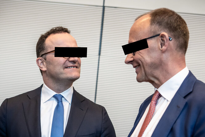 Zwei Männer stehen nebeneinander, Ihre Augen sind mit einem schwarzen Balken verdeckt