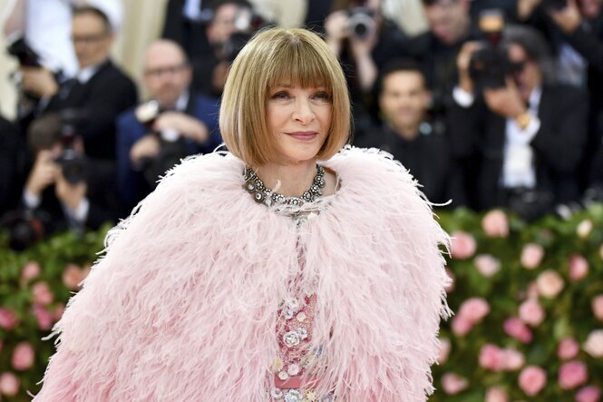 anna wintour in plüschiger rosa abendrobe auf dem roten teppich
