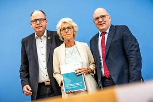 Christiane Schönefeld (M), Vorsitzende der Mindestlohnkommission, Steffen Kampeter (r) Hauptgeschäftsführer der Bundesvereinigung der Deutschen Arbeitgeberverbände (BDA) und Stefan Körzell, Mitglied des Geschäftsführenden Bundesvorstands des Deutschen Gew