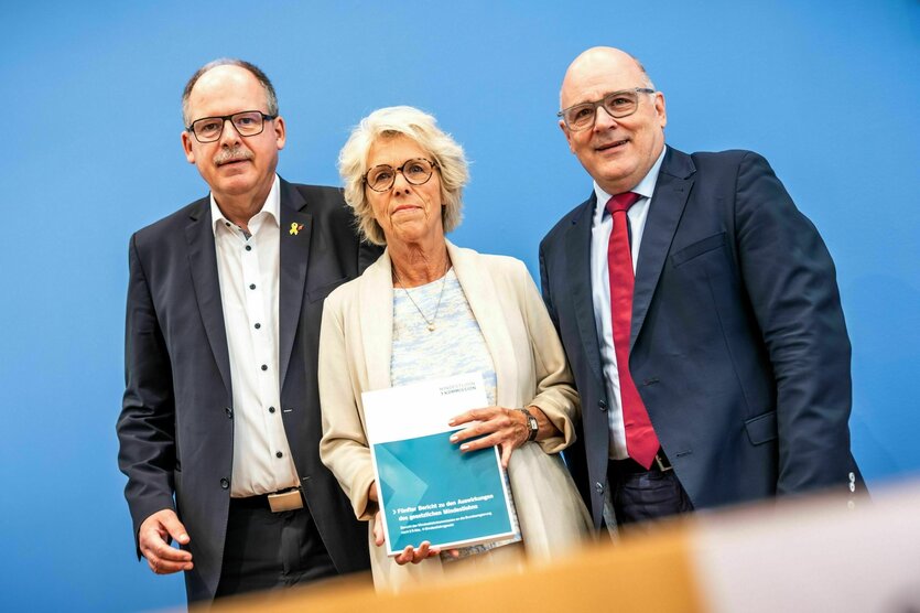 Christiane Schönefeld (M), Vorsitzende der Mindestlohnkommission, Steffen Kampeter (r) Hauptgeschäftsführer der Bundesvereinigung der Deutschen Arbeitgeberverbände (BDA) und Stefan Körzell, Mitglied des Geschäftsführenden Bundesvorstands des Deutschen Gewerkschaftsbunds DGB, nehmen an der Pressekonferenz der Mindestlohnkommission teil