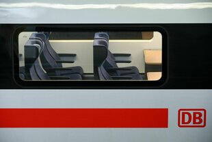 Blick auf leere 2.-Klasse-Sitzplätze in einem am Bahnhof Wilhelmshöhe stehenden ICE