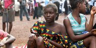 Mehrere Jugendliche auf einem Straßenmarkt in Sierra Leone