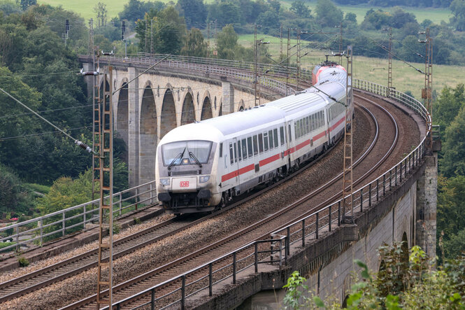 Eisenbahnverkehr auf dem Eisenbahnviadukt Altenbeken in Nordrhein-Westfalen