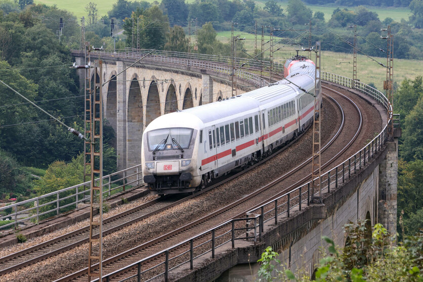 Eisenbahnverkehr auf dem Eisenbahnviadukt Altenbeken in Nordrhein-Westfalen