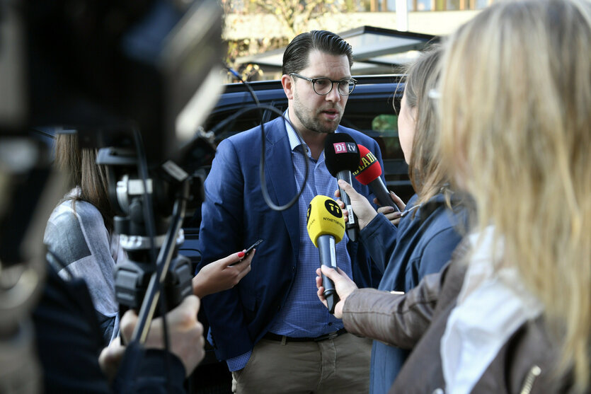 Ein Mann spricht mit Vertretern der Presse