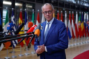 Der deutsche Bundeskanzler Friedrich Merz (CDU) spricht, als er zu einem EU-Gipfel im Gebäude des Europäischen Rates in Brüssel eintrifft.