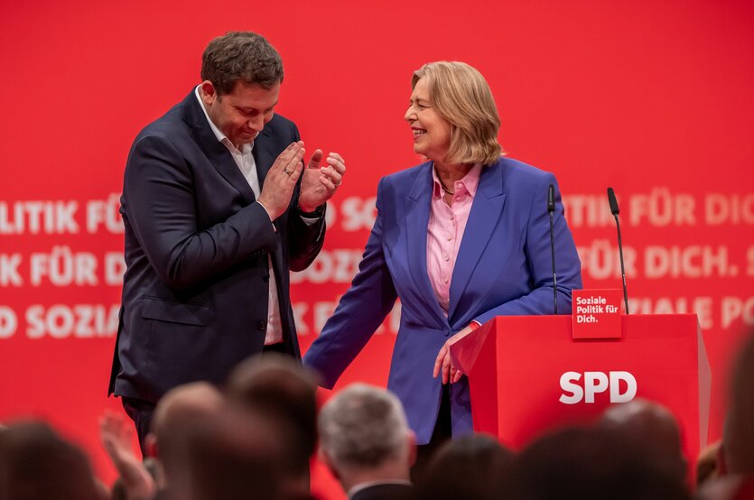 Lars Klingbeil applaudiert Bärbel Bas