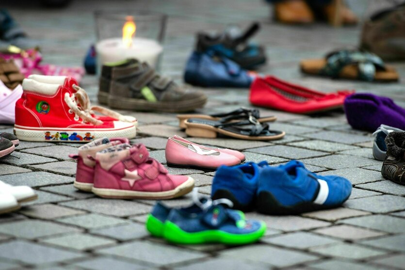 Bei einer Schweigeaktion für die «Kinder von Lügde» stehen Kinderschuhe in unterschiedlichen Größen und Farben auf dem Boden.