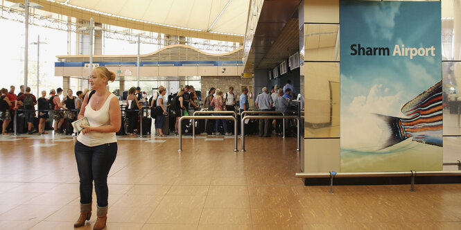 Touristin im Flughafen Scharm el-Scheich