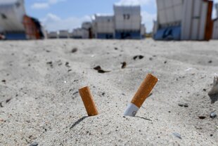 Zigarettenstummel im Sand