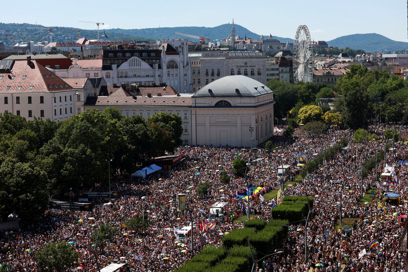 Sicht auf einen großen Platz im Herzen von Budapest, mit einer Menge Menschen