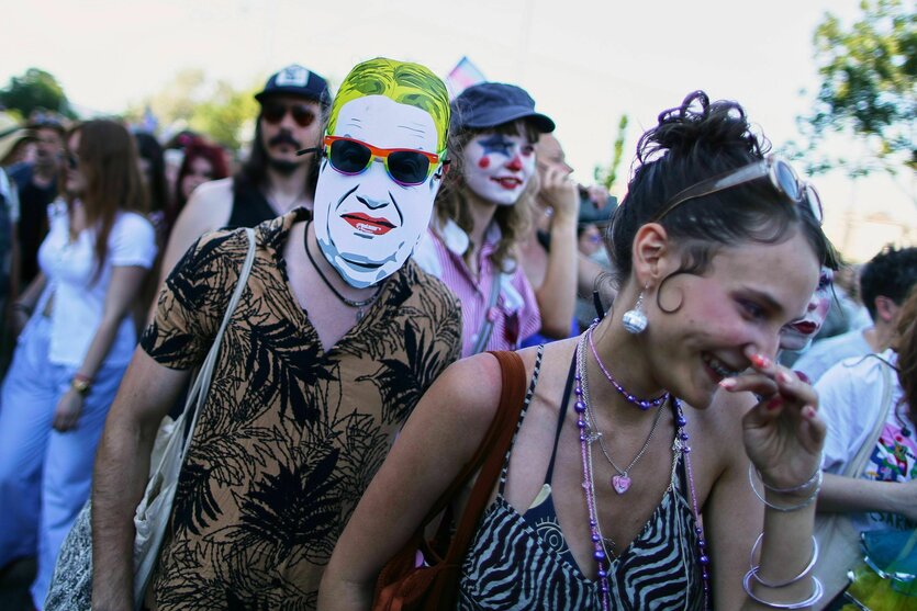 Protestierende, einer trägt eine Maske