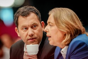 Bärbel Bas hebt Kaffeetasse an die Lippen, dahinter Lars Klingbeil