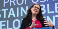 Cecilia Malmström formt ihre Hände als würde sie einen Ball anfassen