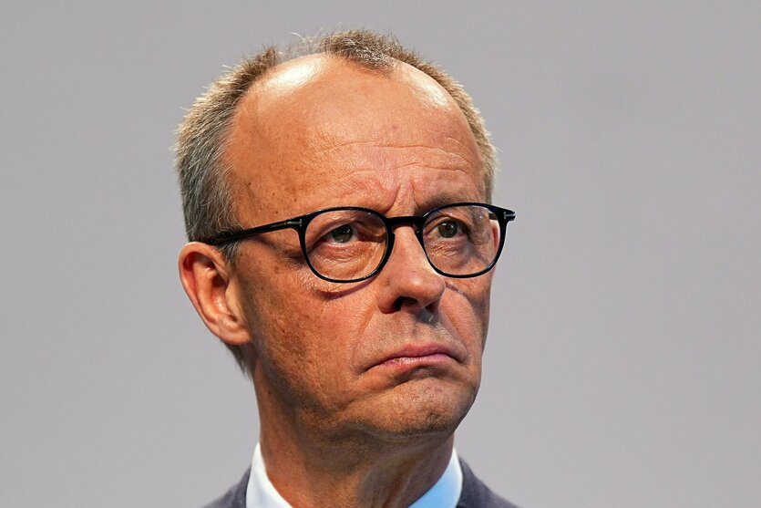 Friedrich Merz guckt perplex