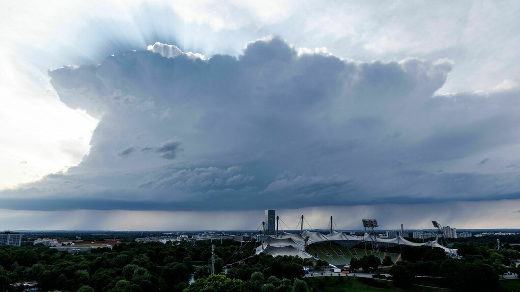 Gewitterwolken über dem Münchener Olympiastadion
