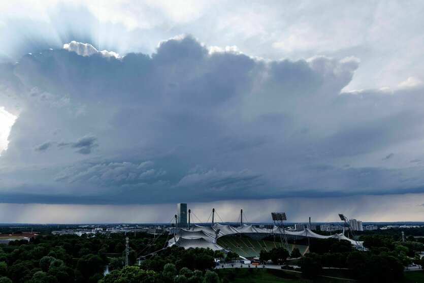 Gewitterwolken über dem Münchener Olympiastadion