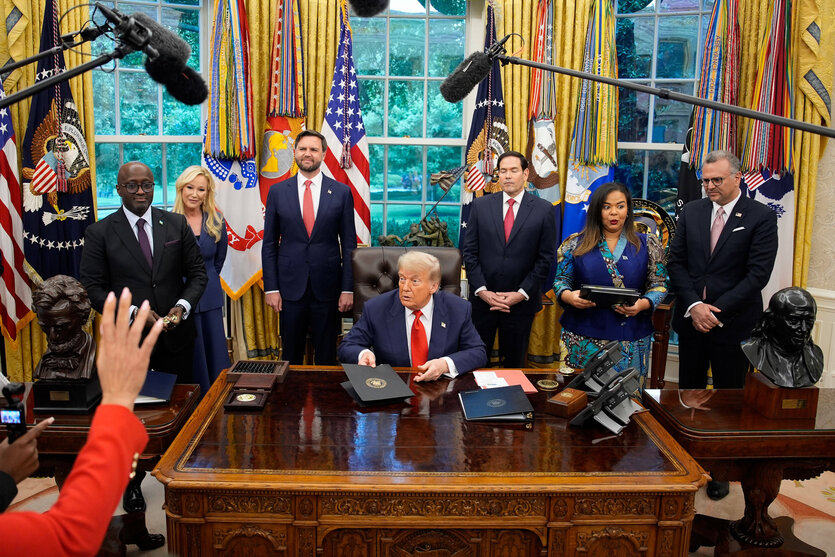 Menschen und Kameras im Oval Office