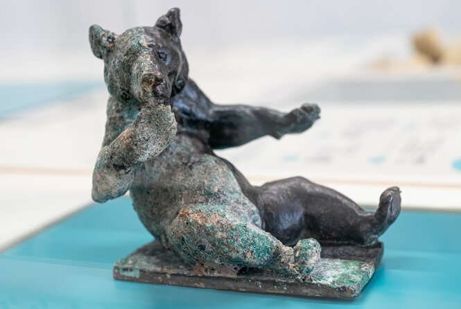 Die Bärenskulptur „Honigschlecker“