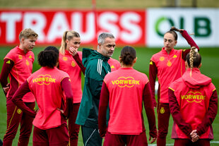 Das DFB-Frauenteam steht auf dem Platz, in der Mitte ihr Trainer Christian Wück