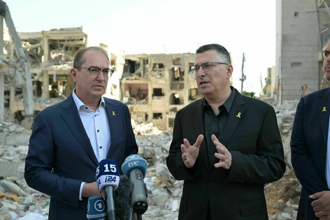 Bundesinnenminister Alexander Dobrindt (l) mit dem israelischen Außenminister Gideon Saar.