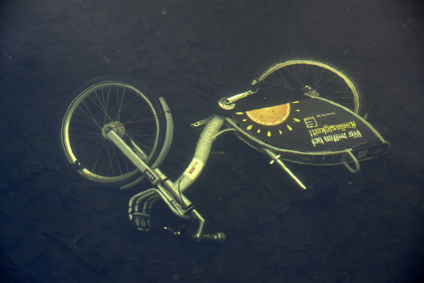 Ein Fahrrad von Nextbike liegt im Landwehrkanal.