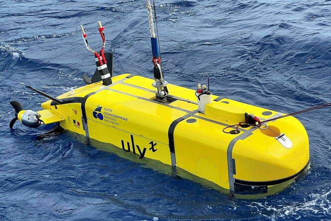 Gelber Tauchroboter auf Wasser