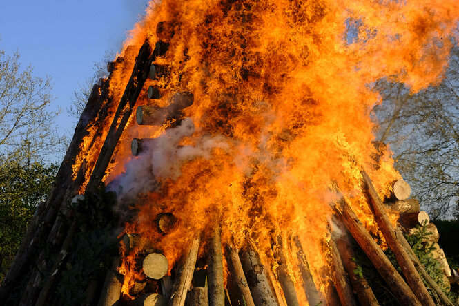 Ein großes Osterfeuer (Symbolbild)