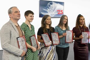 Die Gewinner des diesjährigen Ingeborg Bachmann-Preises Boris Schumatsky (l-r,Deutschland), Tara Meister (Österreich), Natascha Gangl (Österreich), Almut Tina Schmidt (Deutschland) und Nora Osagiobare (Schweiz) anlässlich der Preisverleihung der Tage der