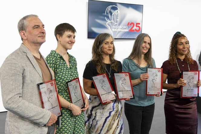 Die Gewinner des diesjährigen Ingeborg Bachmann-Preises Boris Schumatsky (l-r,Deutschland), Tara Meister (Österreich), Natascha Gangl (Österreich), Almut Tina Schmidt (Deutschland) und Nora Osagiobare (Schweiz) anlässlich der Preisverleihung der Tage der deutschsprachigen Literatur in Klagenfurt. Natascha Gangl hat den renommierten Ingeborg-Bachmann-Preis im österreichischen Klagenfurt gewonnen