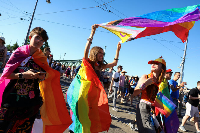 Menschen mit Regenbogenfahnen auf der Pride in Budapest