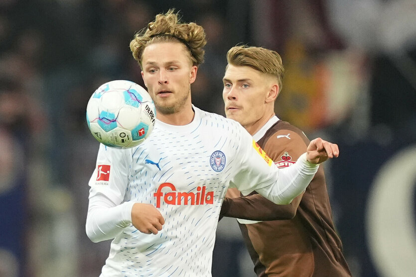 Holstein Kiels Jann-Fiete Arp ist vor St. Paulis Eric Smith am Ball