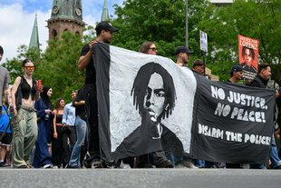 Eine Demonstration zieht am Sonntag, 30. 6. durch Oldenburgs City: ein Transparent zeigt das Bild des erschossenen Lorenz A. und fordert 