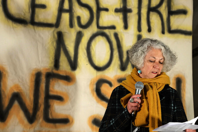 Iris Hefets spricht hier bei einer Kundgebung Unter den Linden in Berlin im Jahr 2023