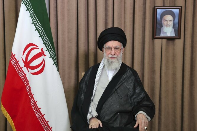 Dieses am 18.06.2025 von der offiziellen Website des Büros des iranischen Obersten Führers veröffentlichte Foto zeigt Revolutionsführer Ayatollah Ali Chamenei bei einer im Fernsehen übertragenen Rede unter einem Porträt des verstorbenen Revolutionsgründers Ajatollah Khomeini.
