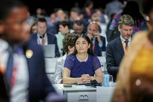 Reem Alabali Radovan SPD sitzt an einem Tisch bei der Konferenz in Sevilla