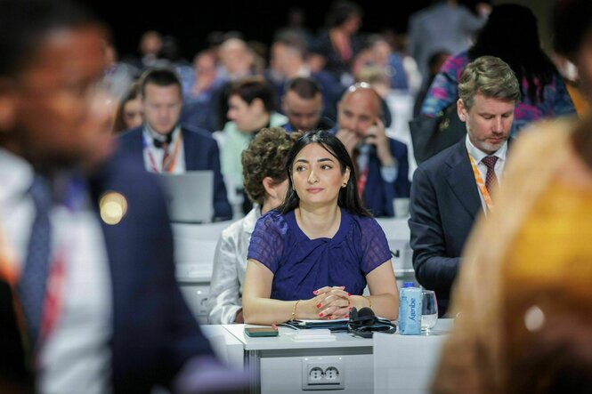 Reem Alabali Radovan SPD sitzt an einem Tisch bei der Konferenz in Sevilla