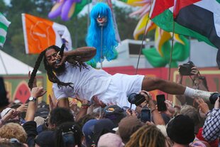Bob Vylan bei einem Auftritt auf der West Holts Stage während des Glastonbury-Festivals in Worthy Farm in Somerset.
